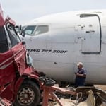 Mal súbito ao volante termina com carreta atingindo avião em posto de Regente Feijó. Foto: Defesa Civil